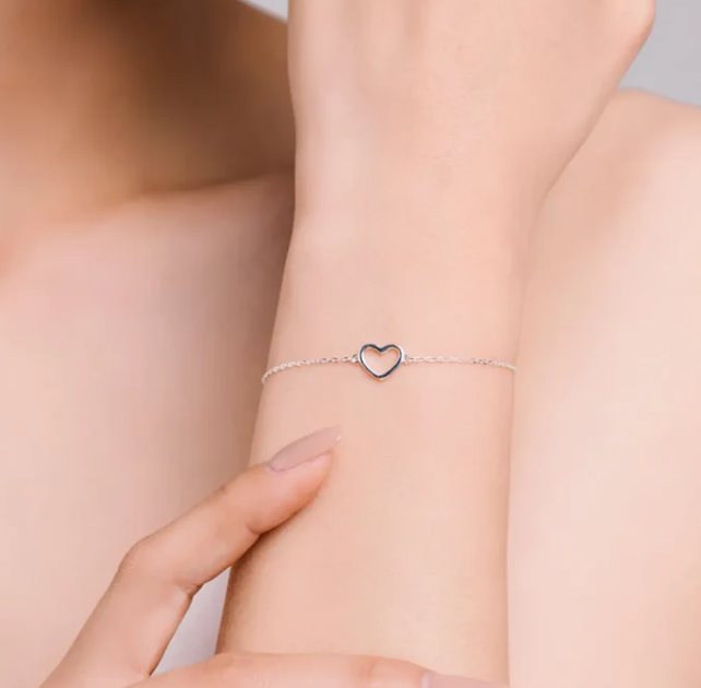 Freya Canada’s I AM APHRODITE Sterling silver Heart Bracelet on a woman’s wrist